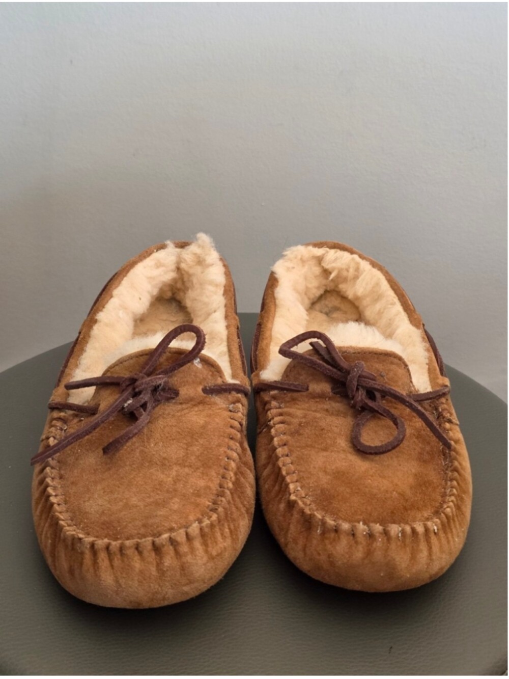 UGG Dakota Moccasin Slippers Womens Size 8 Chestnut Brown Sheepskin Lined Suede - Picture 3 of 10
